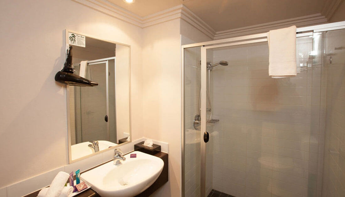 bathroom-in-deluxe-queen-deluxe-king-and-executive-king-rooms